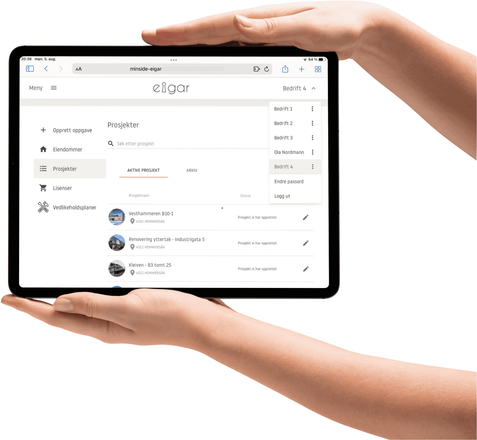 Person holder et nettbrett som viser prosjektoversikt i plattformen Eigar for eiendomsforvaltning.
